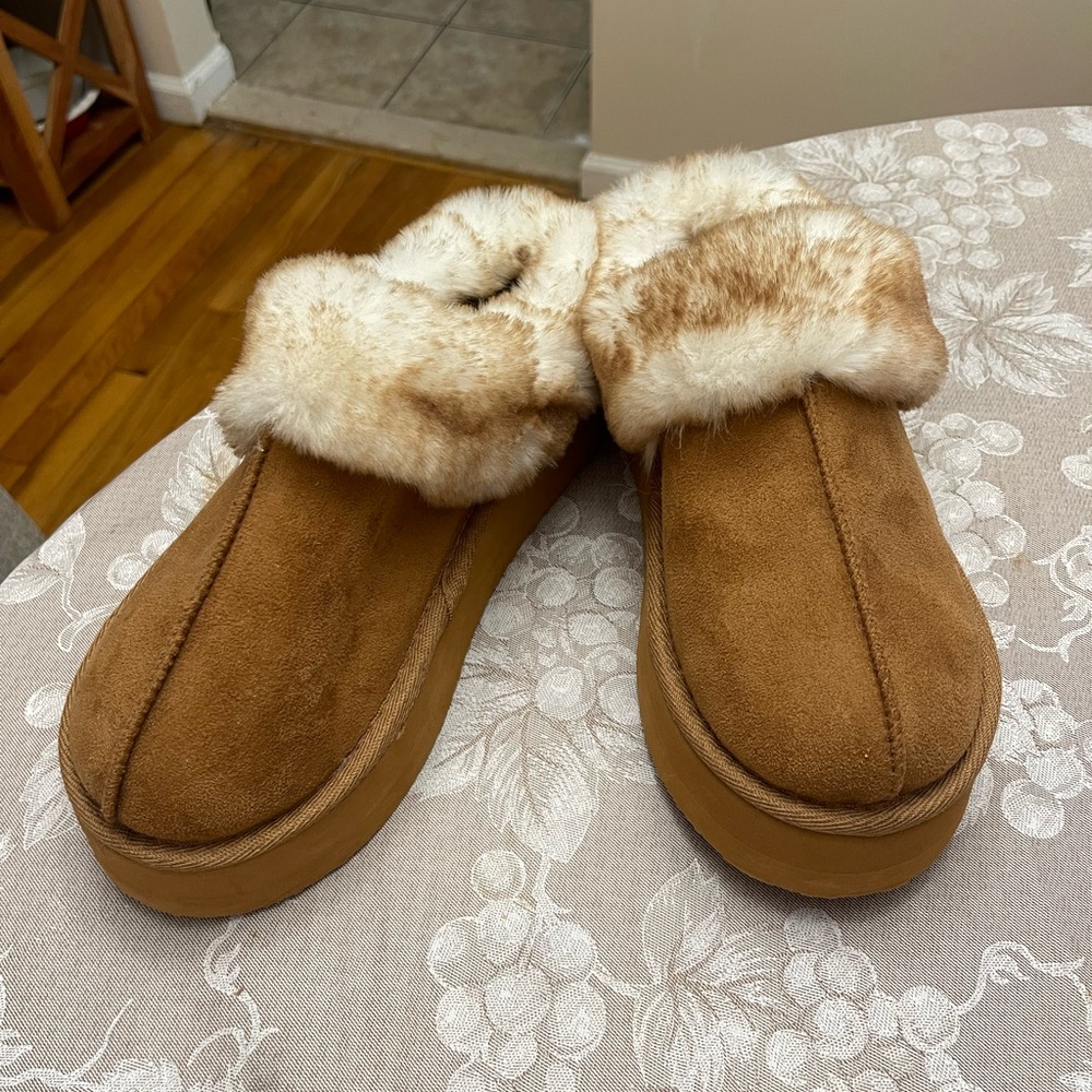 Jessica Simpson Women's Tan Fur-Lined Slippers